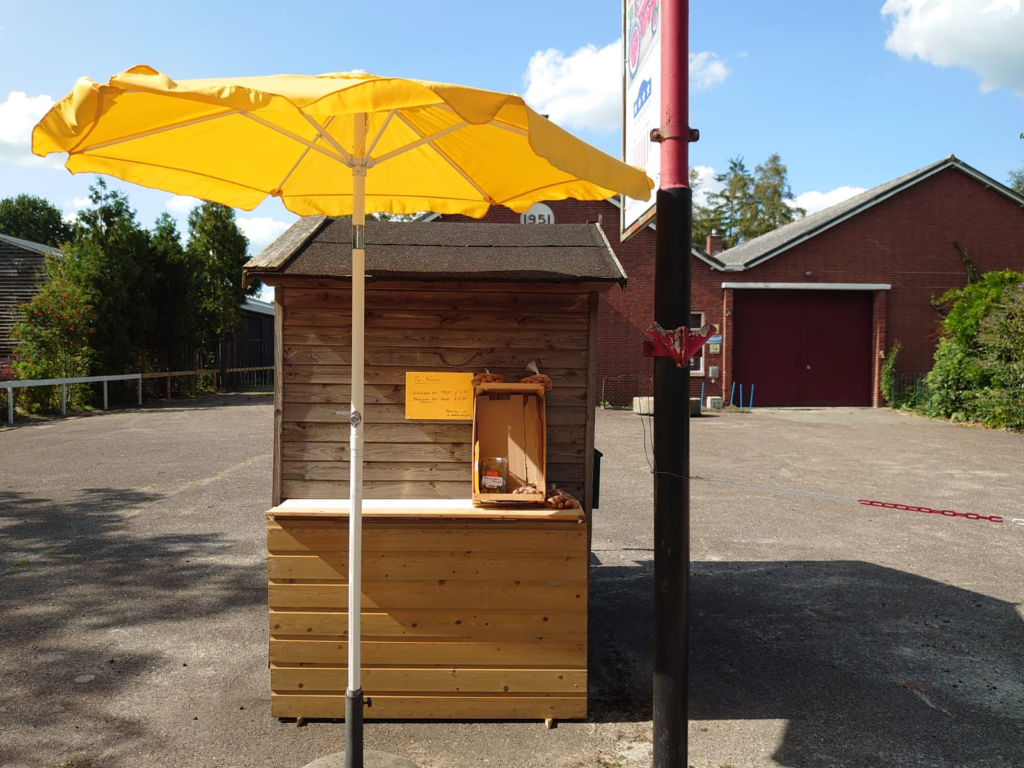 Kraam met walnoten en appels